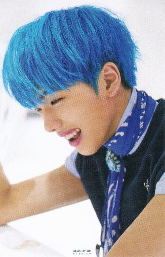 10. Jisung de NCT Dream con cabello azul
