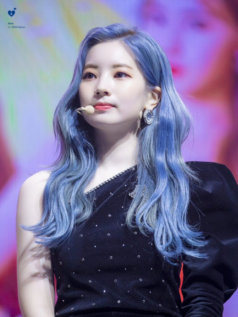 Dahyun de TWICE con cabello azul