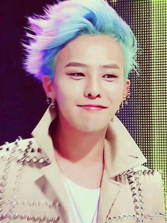 G-Dragon de BIGBANG con cabello azul