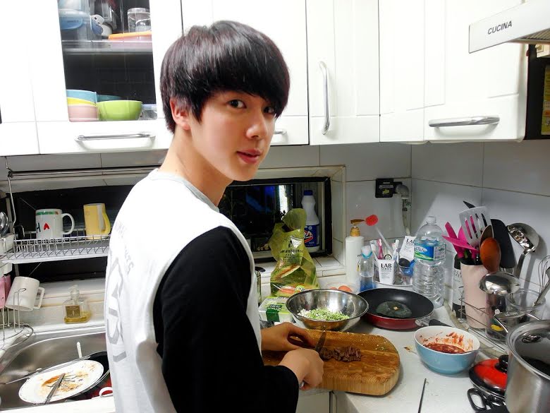 Jin de BTS Cocinando