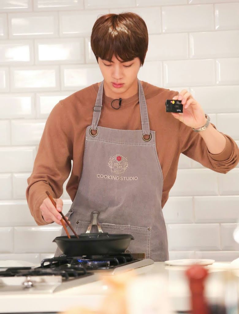 Jin de bts cocinando
