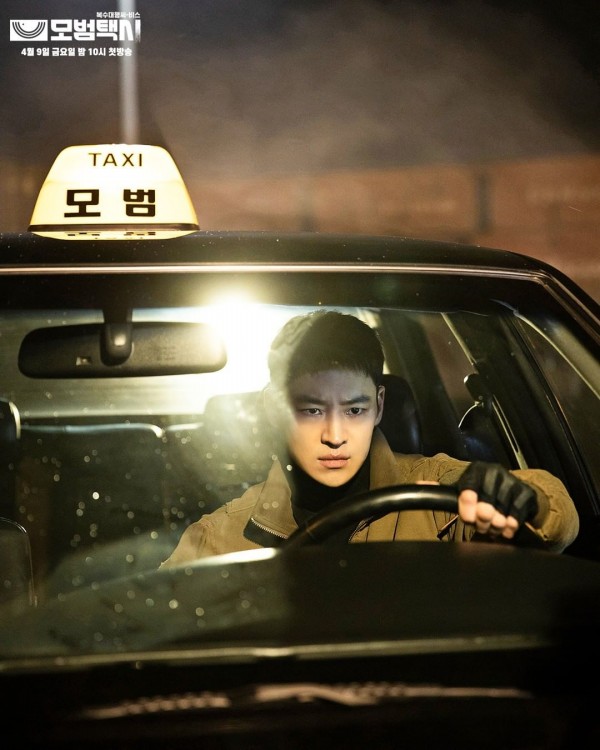 El drama de SBS 'Taxi Driver' lanza nuevas imágenes con la estrella principal Lee Je Hoon