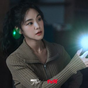Han Ji Eun exuda carisma de crush en el nuevo drama Bad and Crazy
