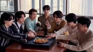 BTS come bibimbap de su placa conmemorativa de Spotify por mil millones de reproducciones de "Dynamite"
