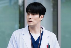 So Ji Sub se transforma en un cirujano respetado en el nuevo drama 'Dr. Lawyer'